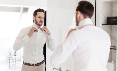 Getting ready Style Wedding Shooting Budapest all white Hemd,Ärmel,Stehend,Mikrofon,Geste,Kragen,Formelle Kleidung,Angestellter,Event,Glücklich,