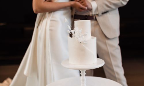 Hochzeitsdeko Torte weiß Bluemen weiß Joint,Hochzeitskleid,Fotografieren,Braut,Schulter,Lächeln,Kleid,Brautkleidung,Kleid,Blitzlichtfotografie,