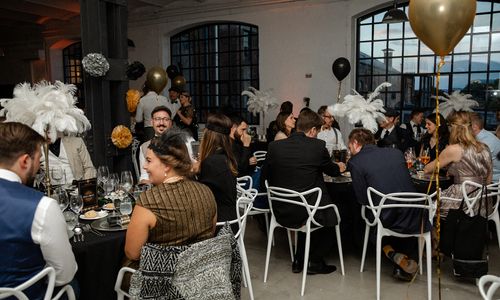 Loft Hochzeit schwarz gold Möbel, Tisch, Stuhl, Geschirr, Beleuchtung, Innenarchitektur, Interaktion, Pflanzen, Menschenmenge, Anzug,